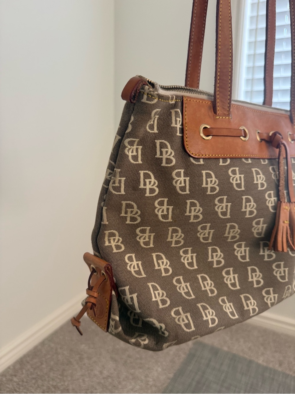 Vintage Dooney and Bourke USED tote bag - Picture 4 of 16